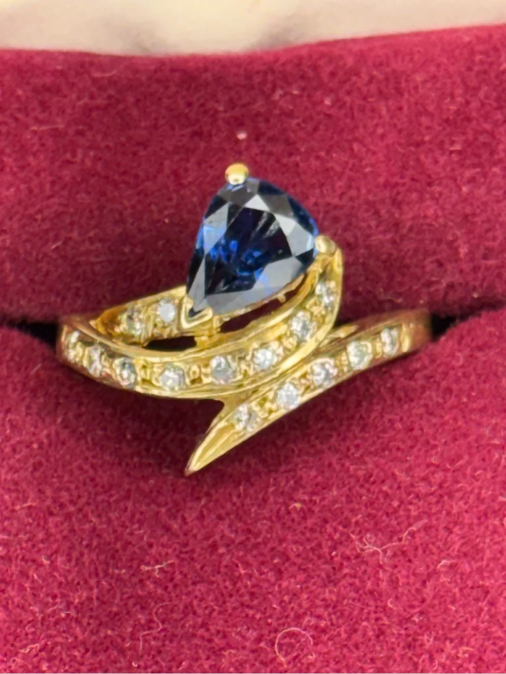 18k Gold Ring with Pear-Cut Blue Sapphire and Diamonds 4800$